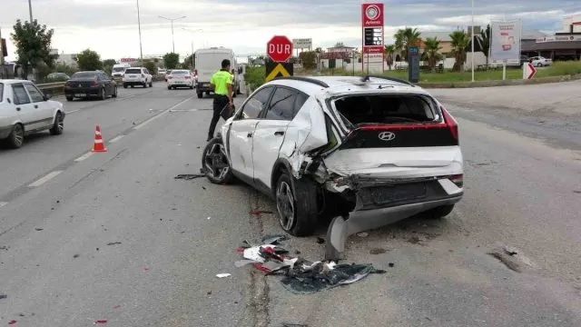 Manavgat'ta Takla Atan Otomobilin Sürücüleri Hastaneye Gitti