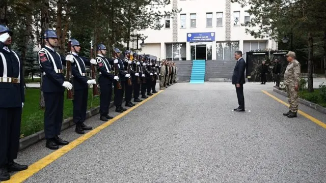 Erzurum Valisi Baruş’tan İl Jandarma Komutanı Yıldız’a Ziyaret Erzurum Valisi Baruş’tan İl Jandarma Komutanı Yıldız’a Ziyaret