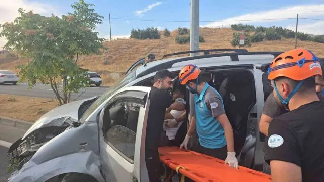Bingöl-Muş Yolunda Direğe Çarpan Araçta Sürücü Yaralandı Bingöl-Muş Yolunda Direğe Çarpan Araçta Sürücü Yaralandı