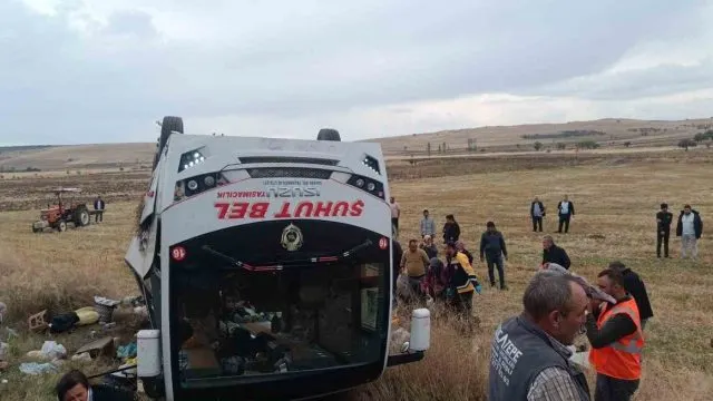 Şuhut'ta İşçileri Taşıyan Midibüs Devrildi: 1 Ölü, 27 Yaralı