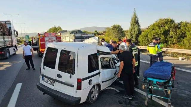 Mersin'de Hafif Ticari Araç Çekiciye Çarptı: 2 Ölü, 1 Yaralı