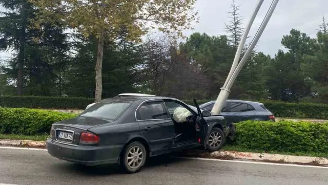 Samsun'da Omü Yolunda Aydınlatma Direği Devrildi