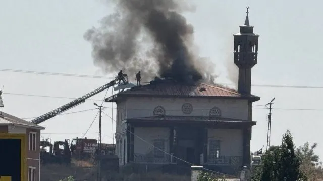 Ağrı Küpkıran'da Cami Çatısındaki Yangına İ̇tfaiye Müdahalesi