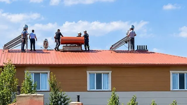 Erzincan Tercan'da Bunalım Yaşayan Kişi Apartman Çatısından İ̇kna Edilerek İ̇ndirildi Erzincan Tercan'da Bunalım Yaşayan Kişi Apartman Çatısından İ̇kna Edilerek İ̇ndirildi
