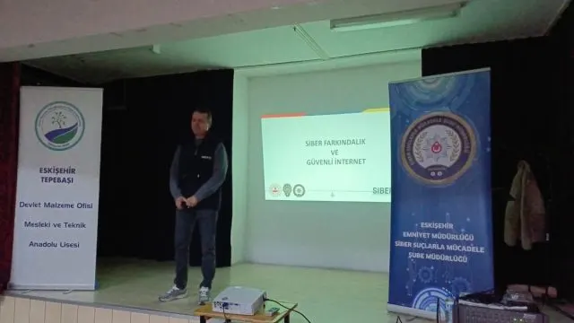 Eskişehir'de Liselerde 146 Öğrenci Ve 6 Öğretmene Siber Suç Bilgilendirmesi Eskişehir'de Liselerde 146 Öğrenci Ve 6 Öğretmene Siber Suç Bilgilendirmesi