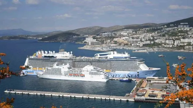Kuşadası Limanı'na İ̇ki Kruvaziyerle 4 Bin 694 Turist Geldi Kuşadası Limanı'na İ̇ki Kruvaziyerle 4 Bin 694 Turist Geldi