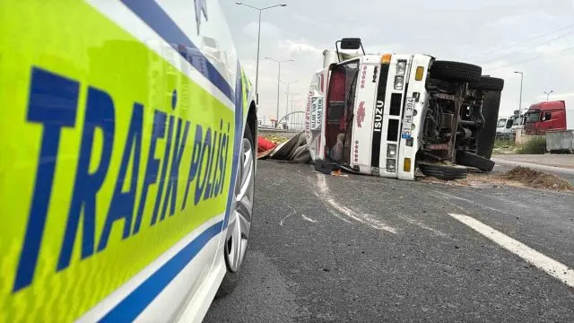Aksaray’da Alev Alan Kavun Yüklü Kamyonet Devrildi