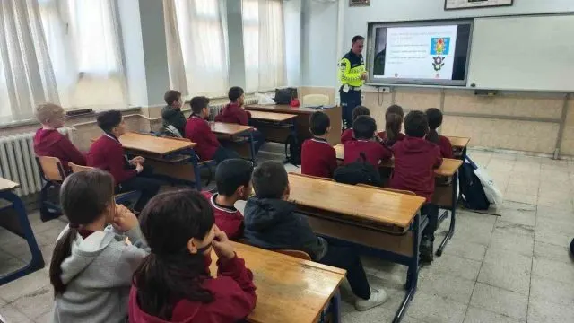 Tınaztepe'de 29 Öğrenciye Jandarmadan Trafik Eğitimi Tınaztepe'de 29 Öğrenciye Jandarmadan Trafik Eğitimi