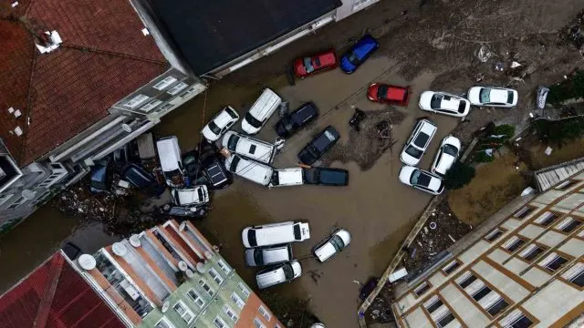 İstanbul'da Sel Sularına Kapılan Araçlar Ayazağa'da Metrelerce Sürüklendi