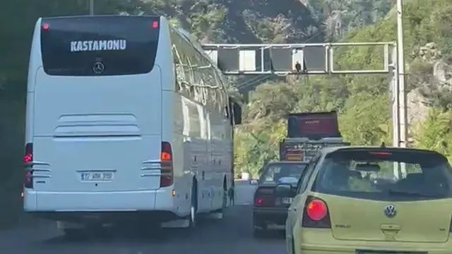Karabük'te Hatalı Sollama Yapan Yolcu Otobüsü Kamerada