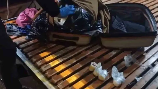 Şanlıurfa'da Otobüs Valizindeki Kazağa Saklanan 15 Bin Uyuşturucu Hap Ele Geçirildi Şanlıurfa'da Otobüs Valizindeki Kazağa Saklanan 15 Bin Uyuşturucu Hap Ele Geçirildi