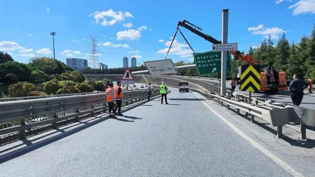 Esenler'de Damperi Açık Kamyon İki Tabelaya Çarptı, Sürücü Kaçtı Esenler'de Damperi Açık Kamyon İki Tabelaya Çarptı, Sürücü Kaçtı