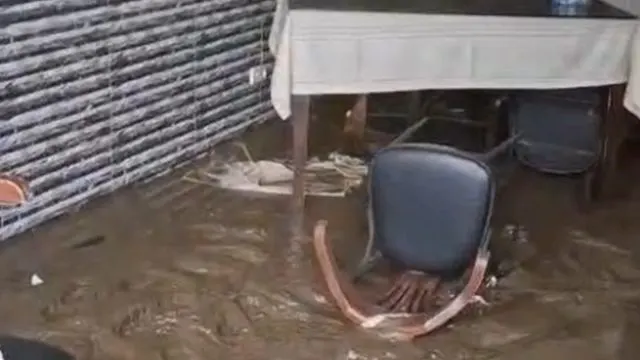 Sağanak Yağış Ayazağa'daki Balıkçı Dükkanını Su Altında Bıraktı
