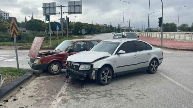 Karaman'da Otogar Kavşağında İki Otomobil Çarpıştı: Bir Yaralı