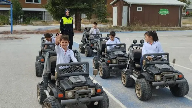 Bilecik'te 35 İlkokul Öğrencisine Uygulamalı Trafik Eğitimi