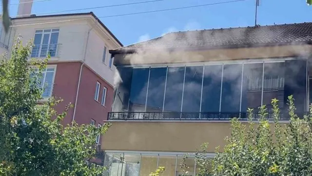 Bolu’da Balkon Yangını Evin İçine Sıçramadan Kontrol Altına Alındı