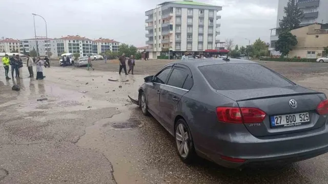 İslahiye’de Kavşakta Çarpışan İki Otomobil Hasar Gördü