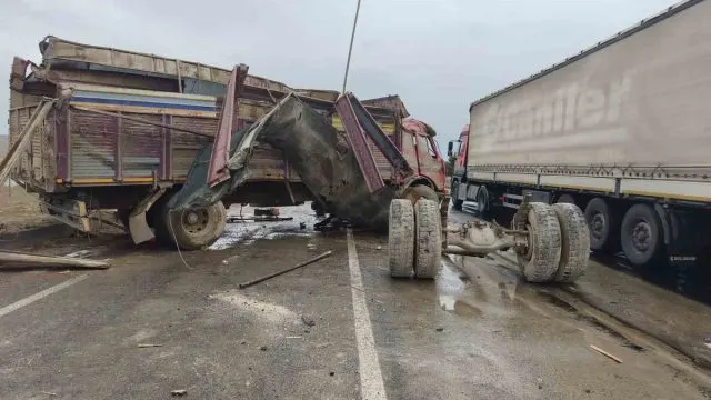 Konya'da Yağışta Kontrolden Çıkan Kamyon Refüje Çarptı: Sürücü Yaralandı