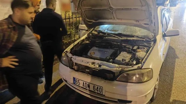 Erciş'te Seyir Halindeki Otomobilde Çıkan Yangın Söndürüldü Erciş'te Seyir Halindeki Otomobilde Çıkan Yangın Söndürüldü