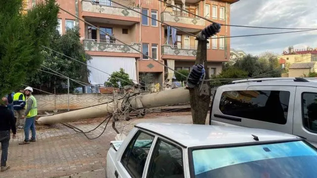 Antalya Gazipaşa'da Devrilen Direk Park Halindeki Otomobile Düştü