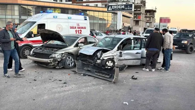 Aksaray’da Kavşakta Çarpışan İki Otomobil Park Halindeki Araca Savruldu: 5 Yaralı