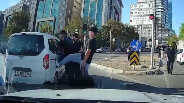 Bornova'da Yol Tartışması Araca Tekmeyle Kamerada Bornova'da Yol Tartışması Araca Tekmeyle Kamerada