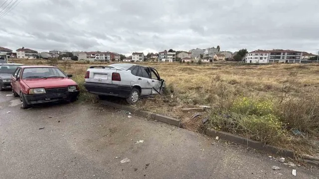 Eskişehir'de Park Halindeki Otomobile Çarpıp Kaçan Sürücü Aranıyor