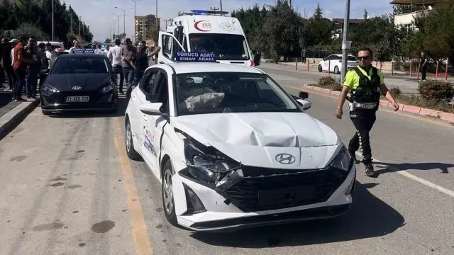 Kırıkkale’de Ehliyetsiz 14 Yaşındaki Sürücü Sınav Aracıyla Çarpıştı Kırıkkale’de Ehliyetsiz 14 Yaşındaki Sürücü Sınav Aracıyla Çarpıştı