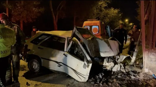 Bursa Osmangazi'de Duvara Çarpan Otomobilde Sürücü Ağır Yaralandı Bursa Osmangazi'de Duvara Çarpan Otomobilde Sürücü Ağır Yaralandı