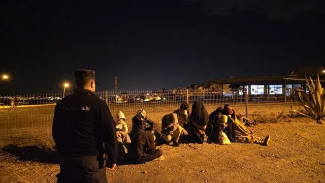 Seferihisar’da 8’i Çocuk 15 Düzensiz Göçmen Yakalandı Seferihisar’da 8’i Çocuk 15 Düzensiz Göçmen Yakalandı
