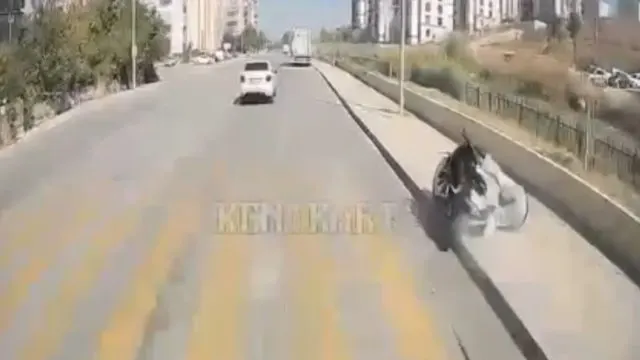 Edirne'de Midibüsü Geçmeye Çalışan Motosiklet Kaldırımda Kaza Yaptı