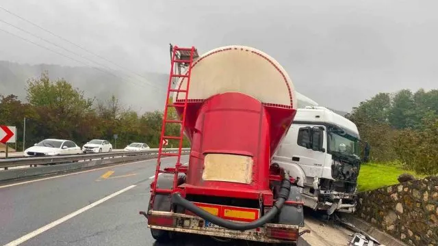 Akçakoca Kara Yolunda Makaslayan Tırın Sürücüsü Yaralandı Akçakoca Kara Yolunda Makaslayan Tırın Sürücüsü Yaralandı