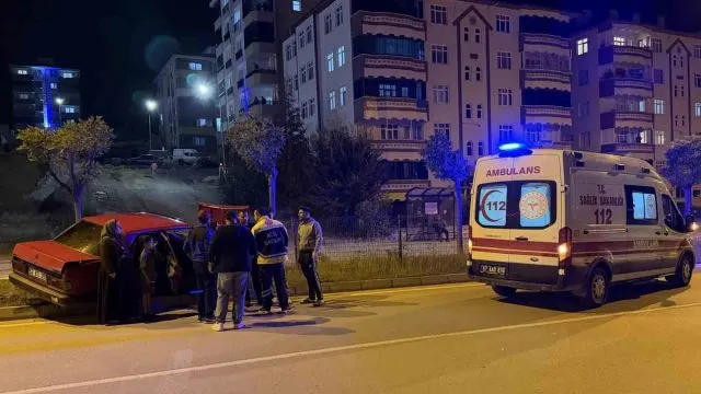 Boyabat’ta Kontrolden Çıkan Otomobil Refüjdeki Ağaca Çarptı: 1 Yaralı