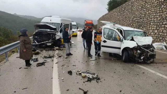 Bursa-Keles Yolunda Minibüs Ve Otomobil Çarpıştı: 80 Yaşındaki Kadın Öldü