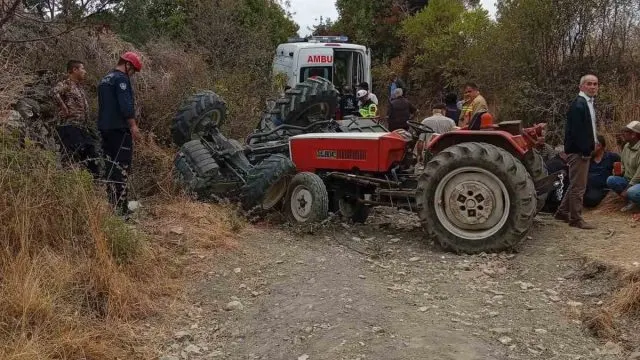 Demirci'de Traktör Kazası: 2 Kişi Hayatını Kaybetti Demirci'de Traktör Kazası: 2 Kişi Hayatını Kaybetti