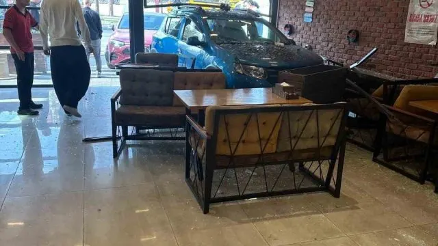 Esenyurt'ta Çarpmanın Etkisiyle Otomobil Börekçiye Girdi Esenyurt'ta Çarpmanın Etkisiyle Otomobil Börekçiye Girdi