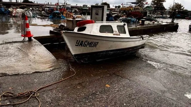 Akçakoca'da Fırtına Balıkçı Barınağını Vurdu: Dört Tekne Battı Akçakoca'da Fırtına Balıkçı Barınağını Vurdu: Dört Tekne Battı
