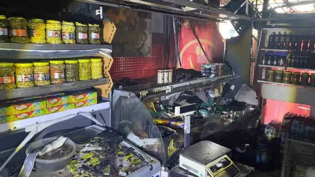 Körfez’de Market Deposundaki Yangın Ürünlere Zarar Verdi Körfez’de Market Deposundaki Yangın Ürünlere Zarar Verdi