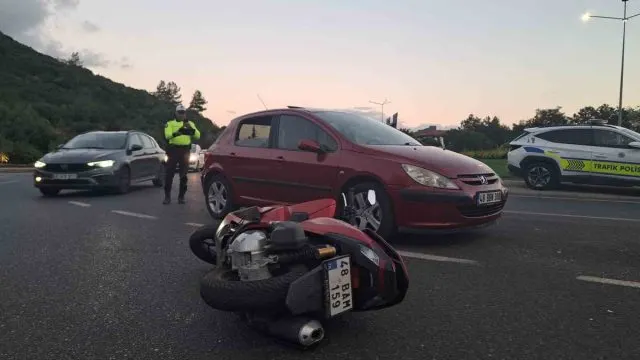 Menteşe Kavşağında Motosiklet Ve Otomobil Çarpıştı Menteşe Kavşağında Motosiklet Ve Otomobil Çarpıştı