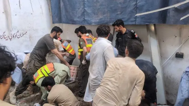 Peşaver’de Okul Çatısı Çöktü: 29 Kişi Hayatını Kaybetti Peşaver’de Okul Çatısı Çöktü: 29 Kişi Hayatını Kaybetti