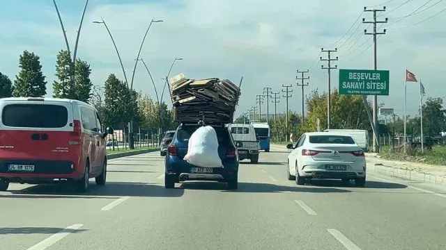 Nilüfer’de Karton Yüklü Otomobille Tehlikeli Yolculuk Nilüfer’de Karton Yüklü Otomobille Tehlikeli Yolculuk