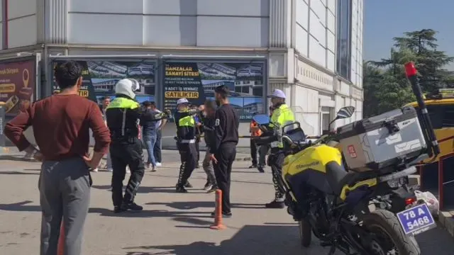 Karabük’te Bıçağı Boğazına Dayayan Şahsa Trafik Polisinden Müdahale Karabük’te Bıçağı Boğazına Dayayan Şahsa Trafik Polisinden Müdahale