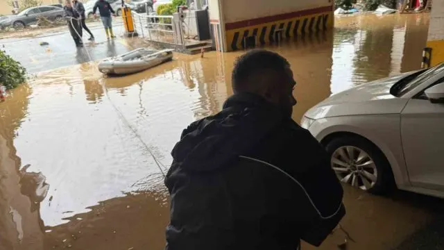 Şiddetli Yağışta Ayazağa’da Otoparkta Mahsur Kalanlar Botlarla Çıktı Şiddetli Yağışta Ayazağa’da Otoparkta Mahsur Kalanlar Botlarla Çıktı