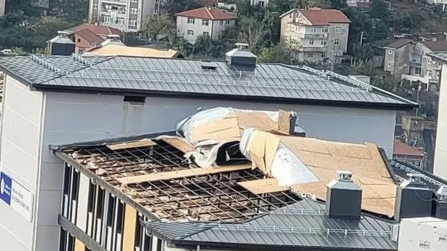 Fırtına Karadeniz Ereğli’de Kyk Yurdunun Çatısını Söktü
