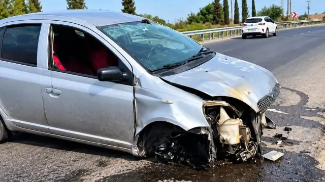 Kuşadası-Söke Yolunda Otomobil Duvara Çarptı: 3 Yaralı