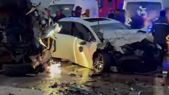 Aksaray’da Feci Çarpışma: İki Sürücü Ağır Yaralandı