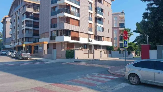 Servisten İnen Yasemin’e Yolun Karşısında Başka Servis Çarptı