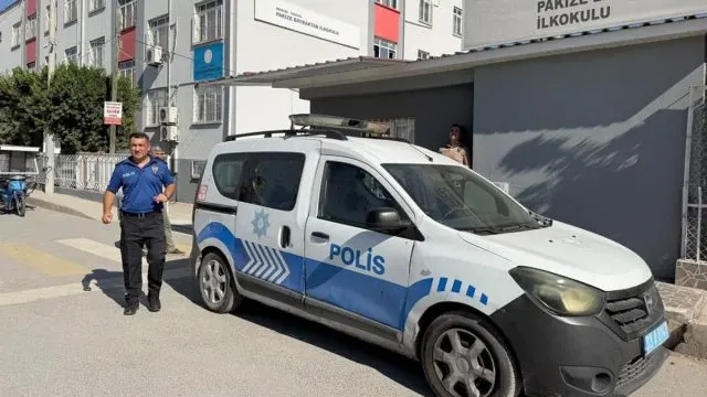 Tarsus'ta İ̇lkokul Öğrencisinin Çantasından Tabanca Çıktı Tarsus'ta İ̇lkokul Öğrencisinin Çantasından Tabanca Çıktı