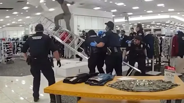 Avm'de Tavandan Gelen Sesler Polisi Ve Çalışanları Alarma Geçirdi