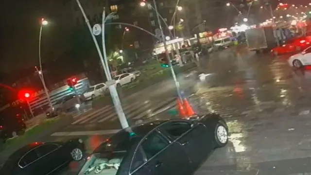 Esenler'de Motosiklet Kayarak Kamyonetin Altına Girdi